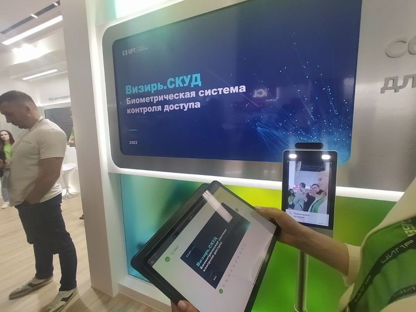 Remote mode: a tablet controls the stand screen