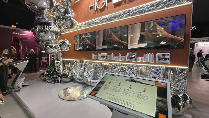 Highlights Cosmetics stand: touch table with a product catalog
